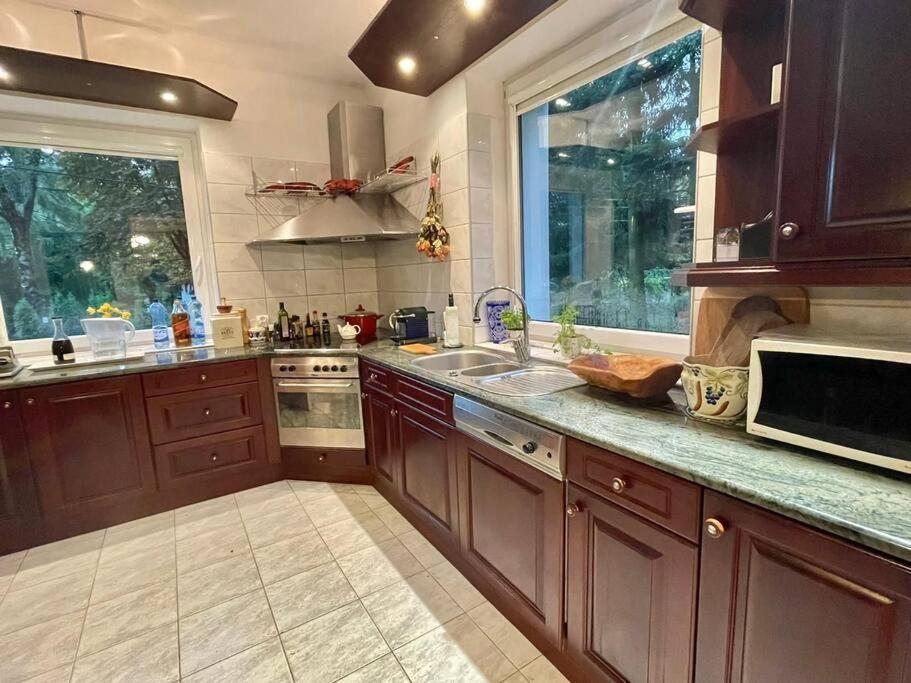Beautiful Villa With Garden In Milanowek Экстерьер фото